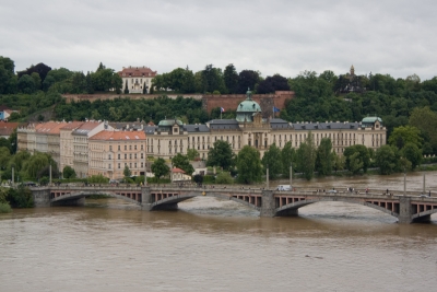 Pohled ze Staroměstské mostecké věže na rozvodněnou Vltavu u Mánesova mostu v pozadí se Strakovou akademií, 2. června 2013